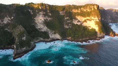 Vista-Aérea-De-La-Increíble-Costa-Del-Acantilado-De-La-Isla-De-Nusa-Penida,-Una-De-Las-Atracciones-Turísticas-De-La-Isla-De-Bali-Playa-De-Cristal-Playa-De-Kelingking-ángulo-Playa-Rota-De-Billabong