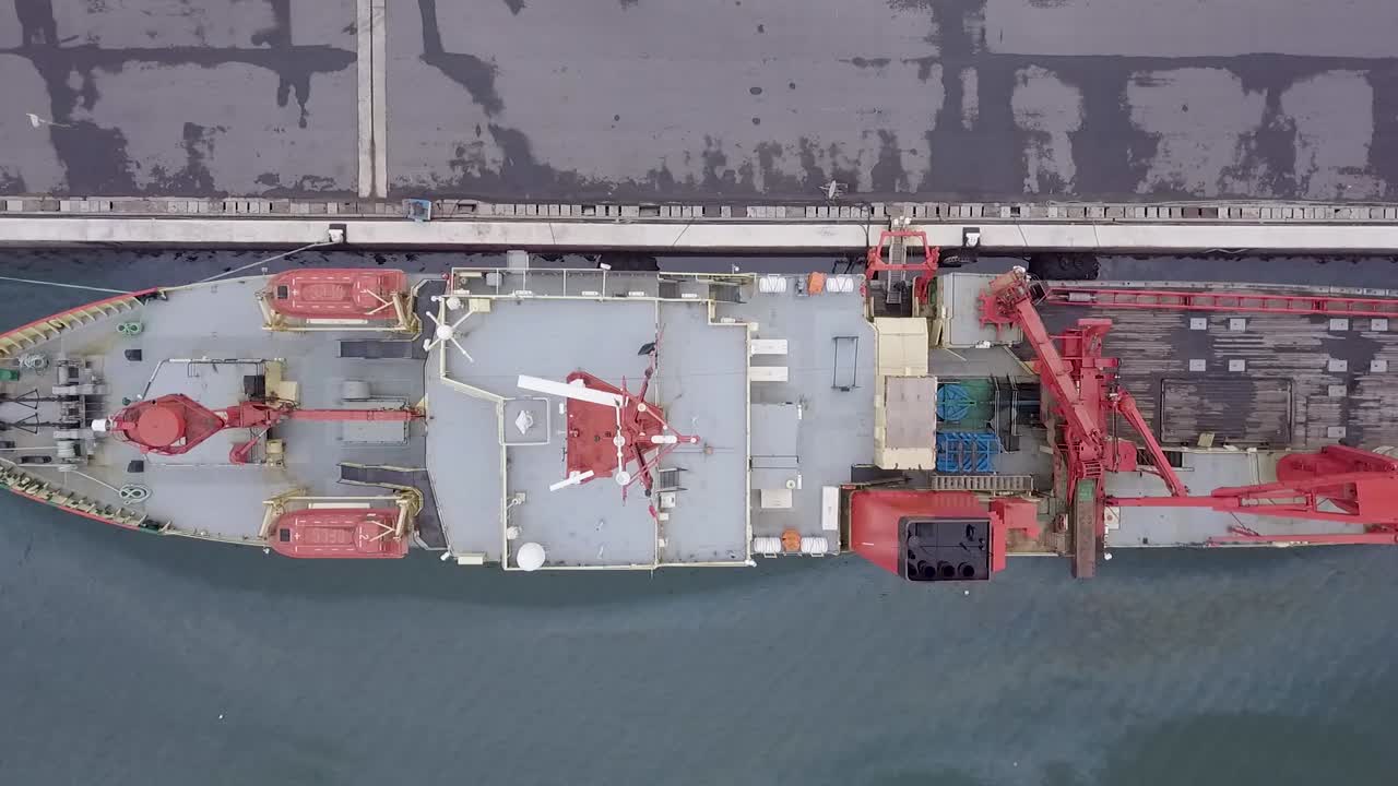 grabación de drones desde arriba de la cubierta de un gran barco pesquero de popa a proa
