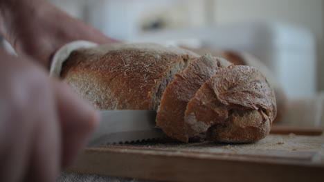 Nahaufnahme-Eines-Messers,-Das-Knuspriges-Hausgemachtes-Sauerteigbrot-Schneidet