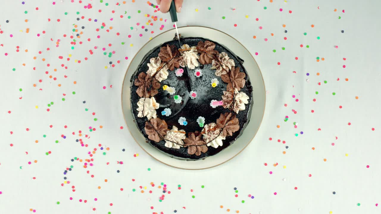 생일 케이크 가 잘라지고 있다