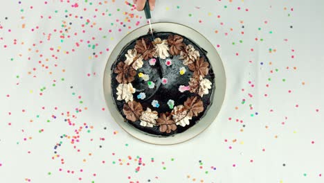 el pastel de cumpleaños está siendo cortado.