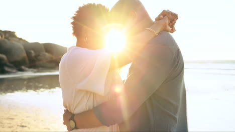 abrazo, sol y playa con pareja negra