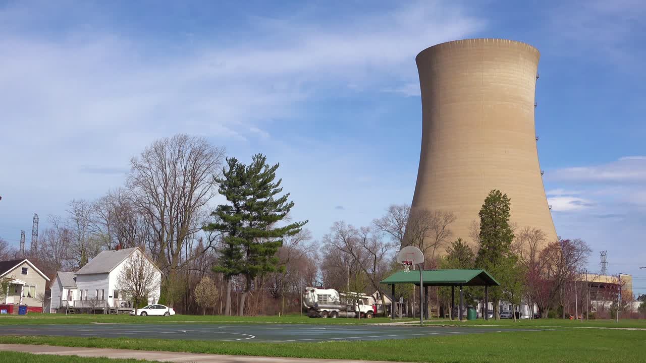 buena antena sobre una planta de energía nuclear en el lago michigan