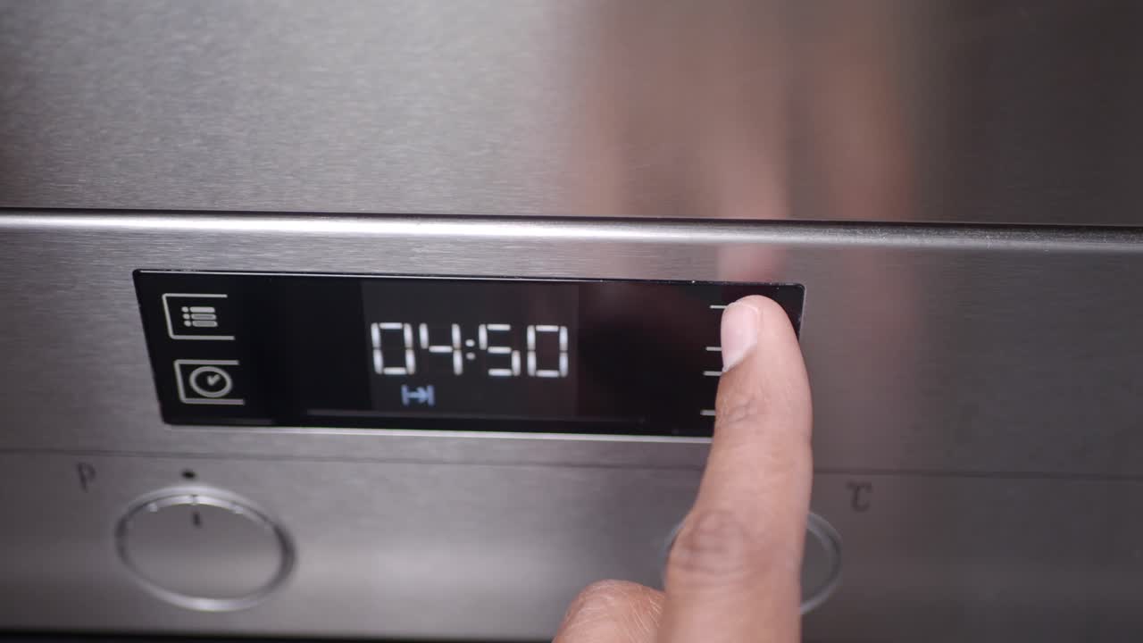 Impostazione del timer su un moderno forno in acciaio inossidabile