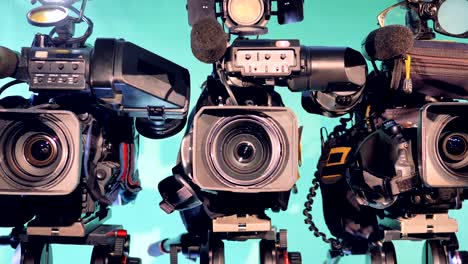 imagen reducida de tres videocámaras profesionales