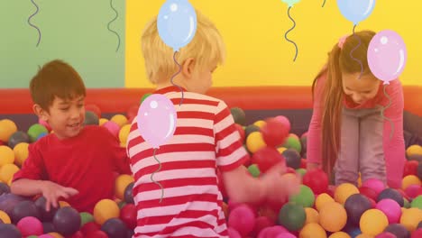 animación de globos que caen sobre niños felices y diversos que se divierten