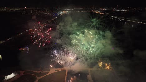 grandes fuegos artificiales coloridos con el horizonte de fort myers, florida, vista aérea