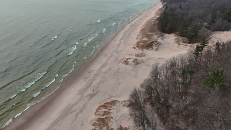 púrpuras que se desprenden de la puesta de sol en una playa en michigan