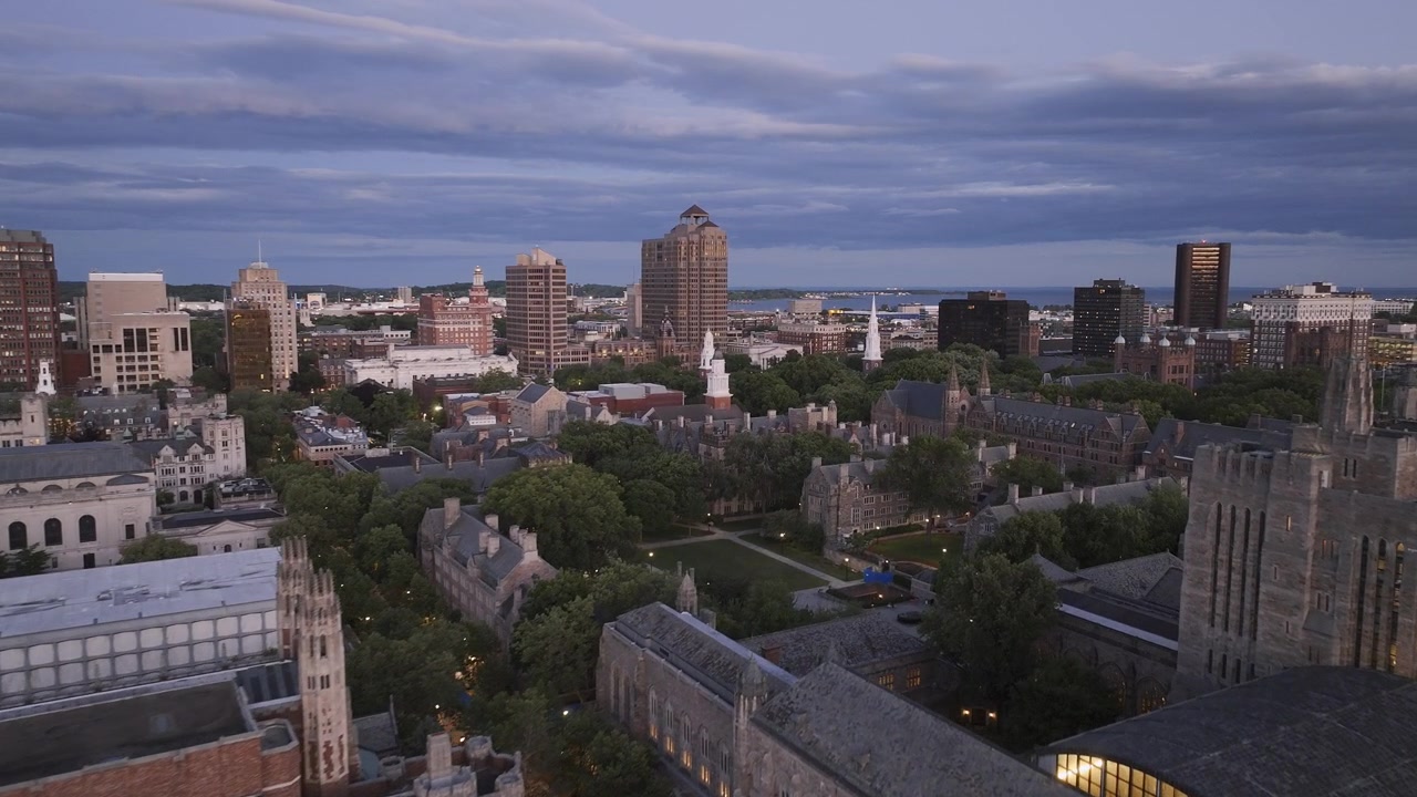 Vista aerea di New Haven in una giornata nuvolosa. Ripresa in Connecticut durante l'estate