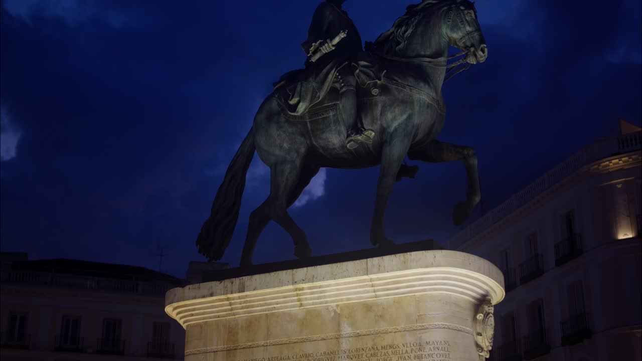 Estátua Equestre Iluminada e Fonte à Noite em Praça da Cidade