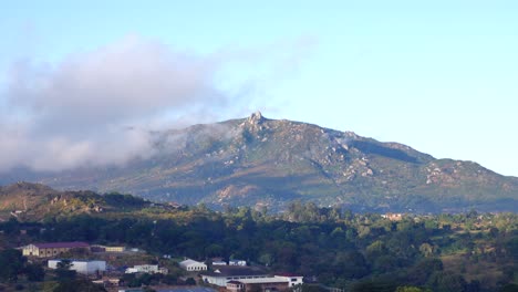 un hermoso amanecer sobre una ciudad en malawi con las nubes de colores moviéndose por el cielo temprano en la mañana