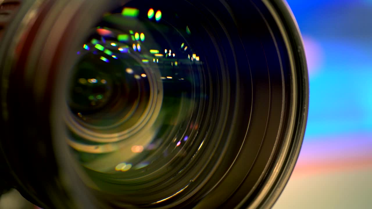 Una vista macro di un obiettivo fotografico funzionante