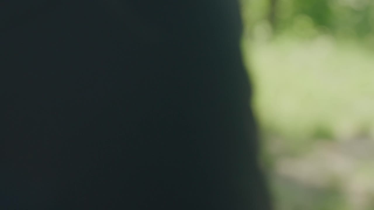 persona toca la pantalla de su reloj inteligente en su muñeca