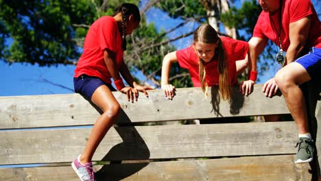 Entrenador-Entrenando-A-Niños-En-El-Campo-De-Entrenamiento.