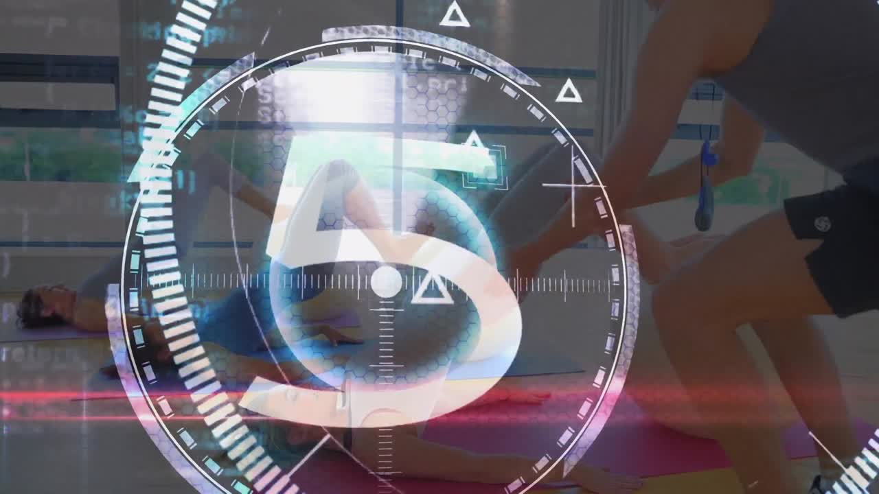 animación de cuenta atrás y escaneo de alcance sobre mujer con entrenador de fitness haciendo ejercicio en el gimnasio