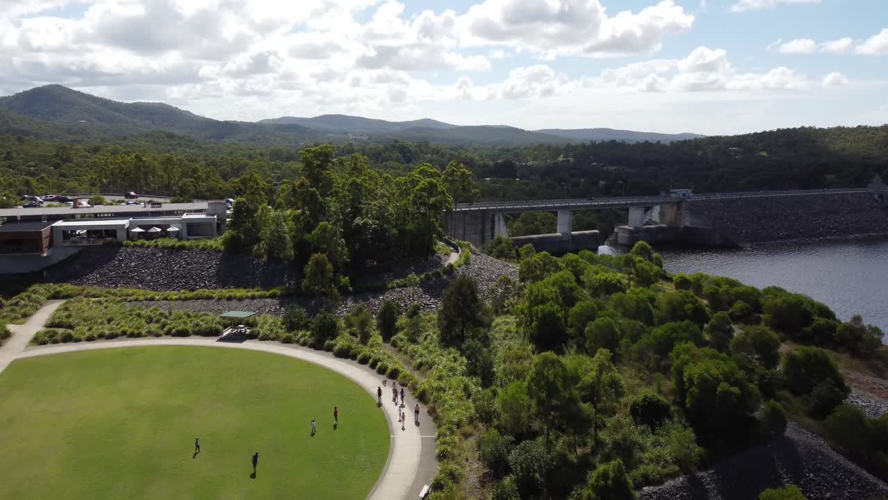 녹색 필드의 원형과 댐 벽 위를 날기