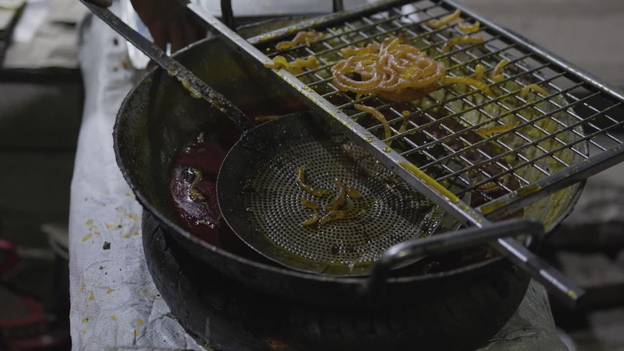 평평한 각도에서 설탕 시럽에 전통적인 인도 달한 jalebi