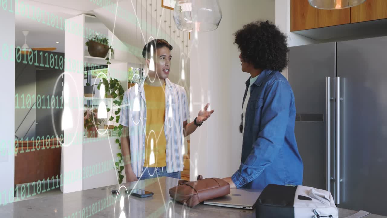 To mænd kommer hjem og hilser, bærende på bærbar computer og tasker, med teknisk overlay, der viser display og forbereder udstyr