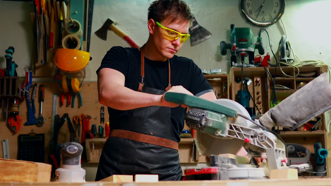 젊은 목수 회전 으로 sawing 보드