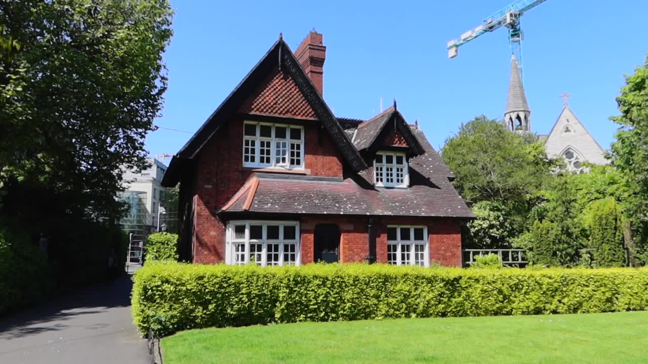 더블린의 세인트 스티븐스 그린 파크에 있는 전통적인 아일랜드 집