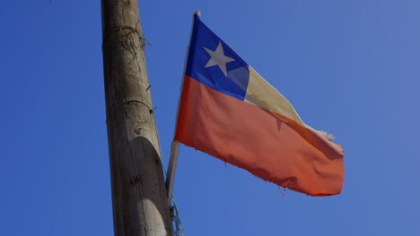 bandera chilena chile ondeando en un cielo azul