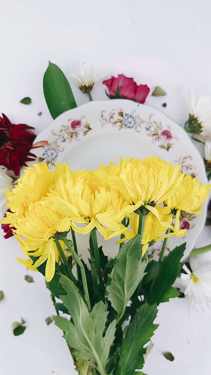 elegante arreglo floral en un plato vintage