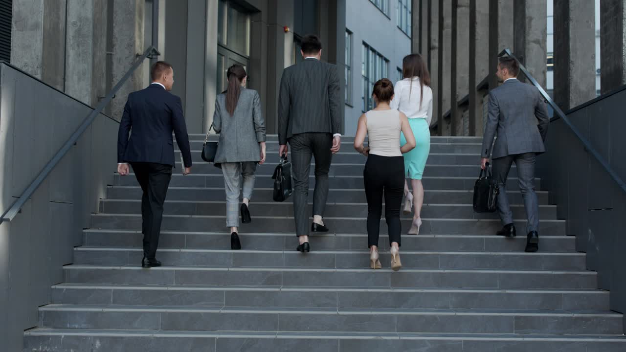 휴식에서 돌아오는 젊은 사업가 동료들, 정식복을 입은 남성과 여성이 사무실 건물로 계단을 올라가고, 파트너십, 커뮤니케이션, 사업가 개념