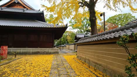 Ein-Ruhiger-Japanischer-Tempel-Mit-Traditionellen-Dächern-Und-Wänden