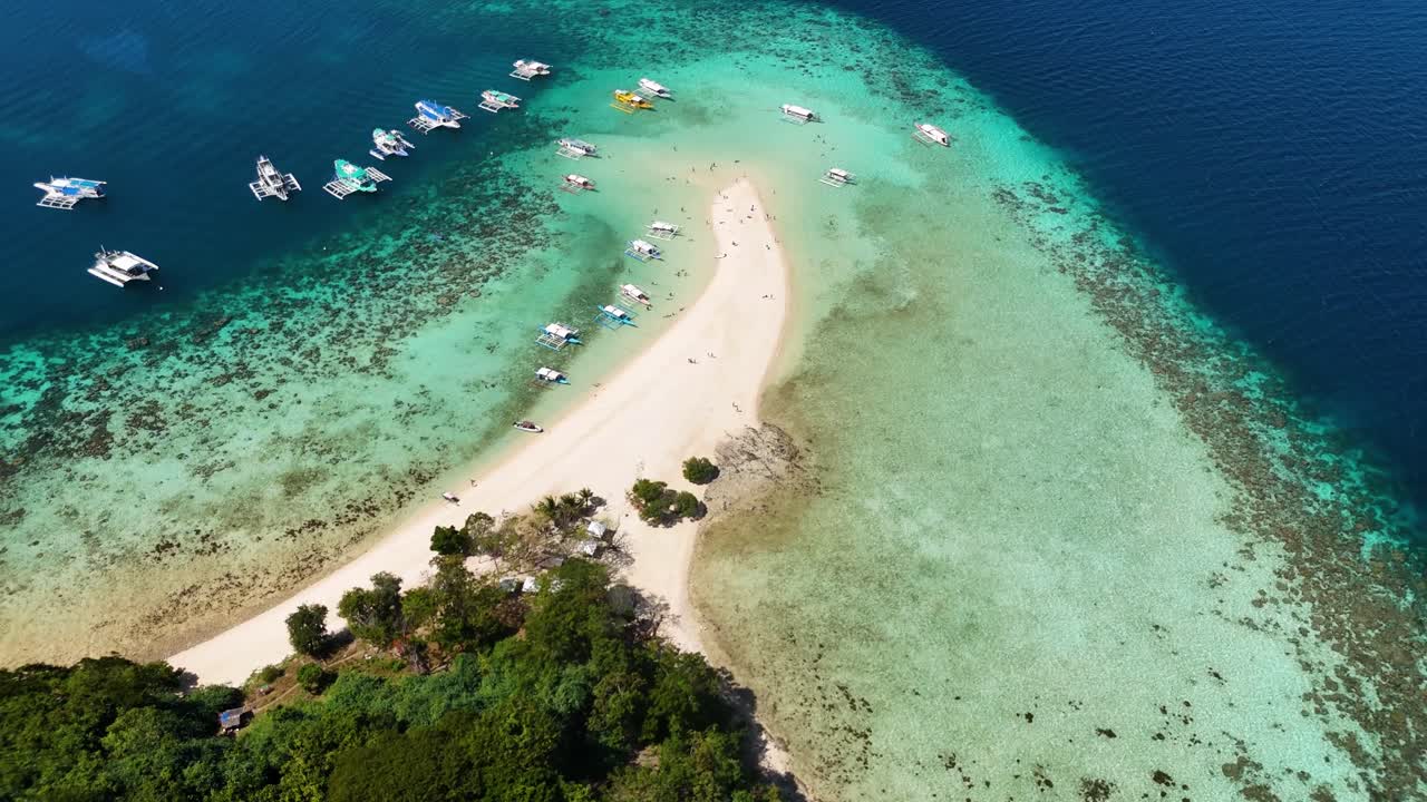 impresionante playa de una isla tropical con barcos y turistas