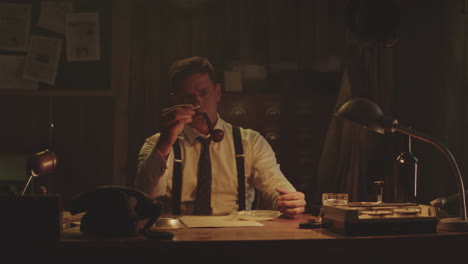 detective en una oficina retro
