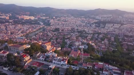 Schwenkdrohnenaufnahme-Von-Los-Bunkers-El-Carmel-In-Barcelona-Während-Des-Sonnenaufgangs