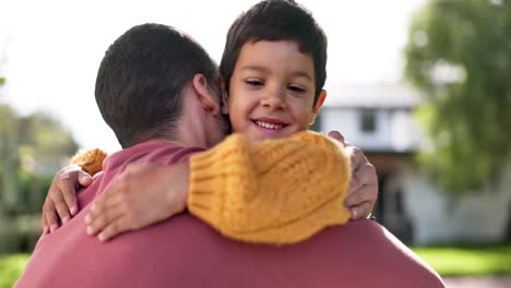 padre, hijo y abrazo, unión al aire libre