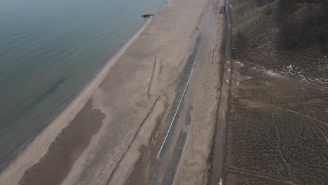 Hoher-Blick-Auf-Die-Strandstraße,-Die-Jetzt-Im-Winter-Mit-Sand-Und-Schnee-Bedeckt-Ist