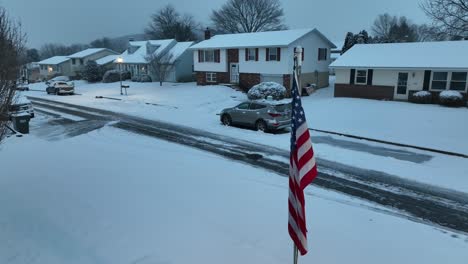 Bandera-Americana-Ondeando-En-El-Barrio-De-EE.UU.-Después-De-La-Tormenta-De-Nieve