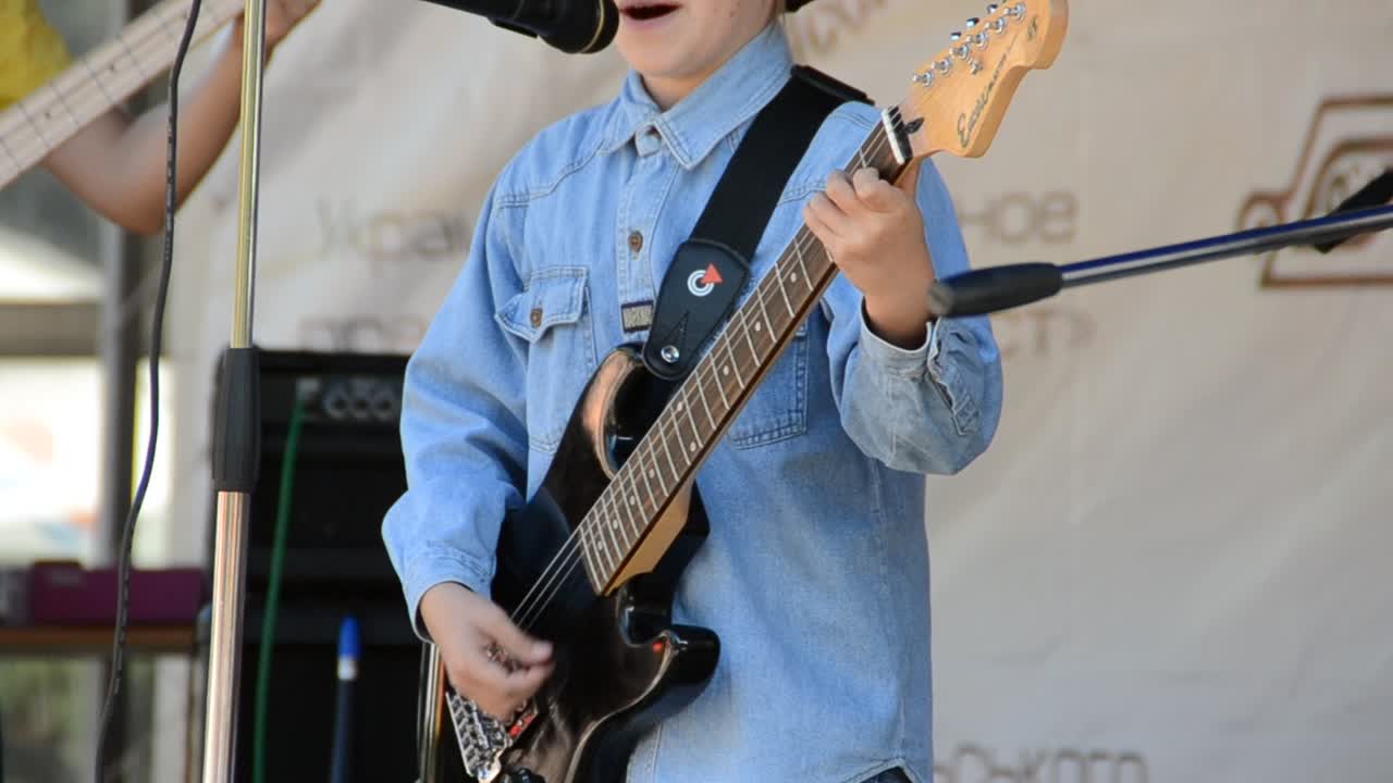 Rockkoncert. Guitarist spiller. International festival for smedekunst