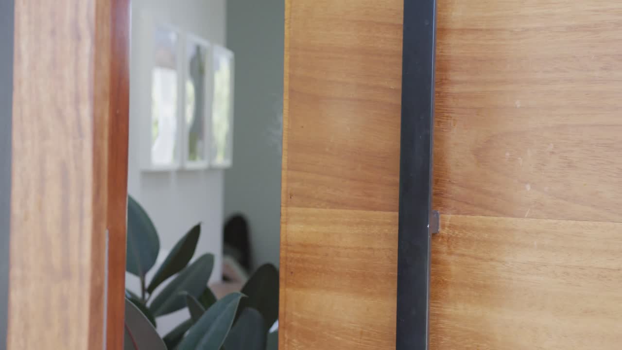 retrato de una anciana afroamericana feliz abriendo la puerta en un hogar de ancianos