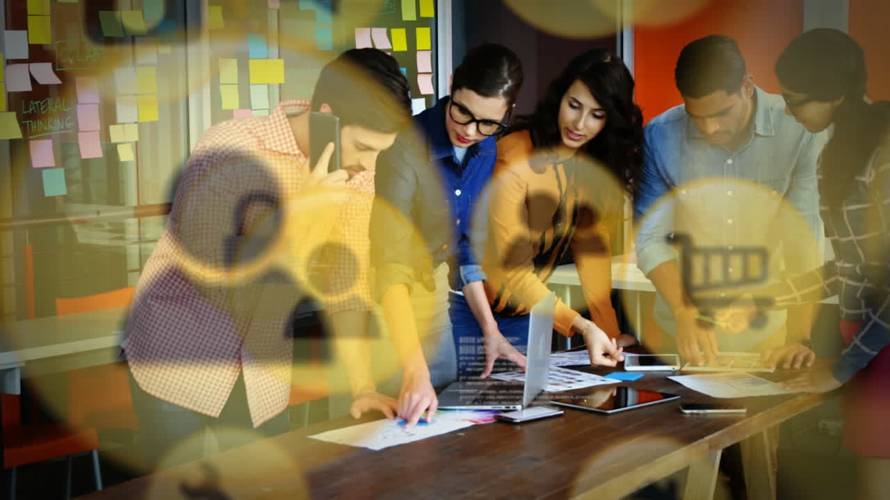 사무실에서 일하는 사람들에게 여러 개의 디지털 아이콘이 있습니다.