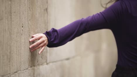 Nahaufnahme-Einer-Weiblichen-Hand,-Die-Bei-Windigem-Wetter-In-Zeitlupe-Die-Wand-Berührt