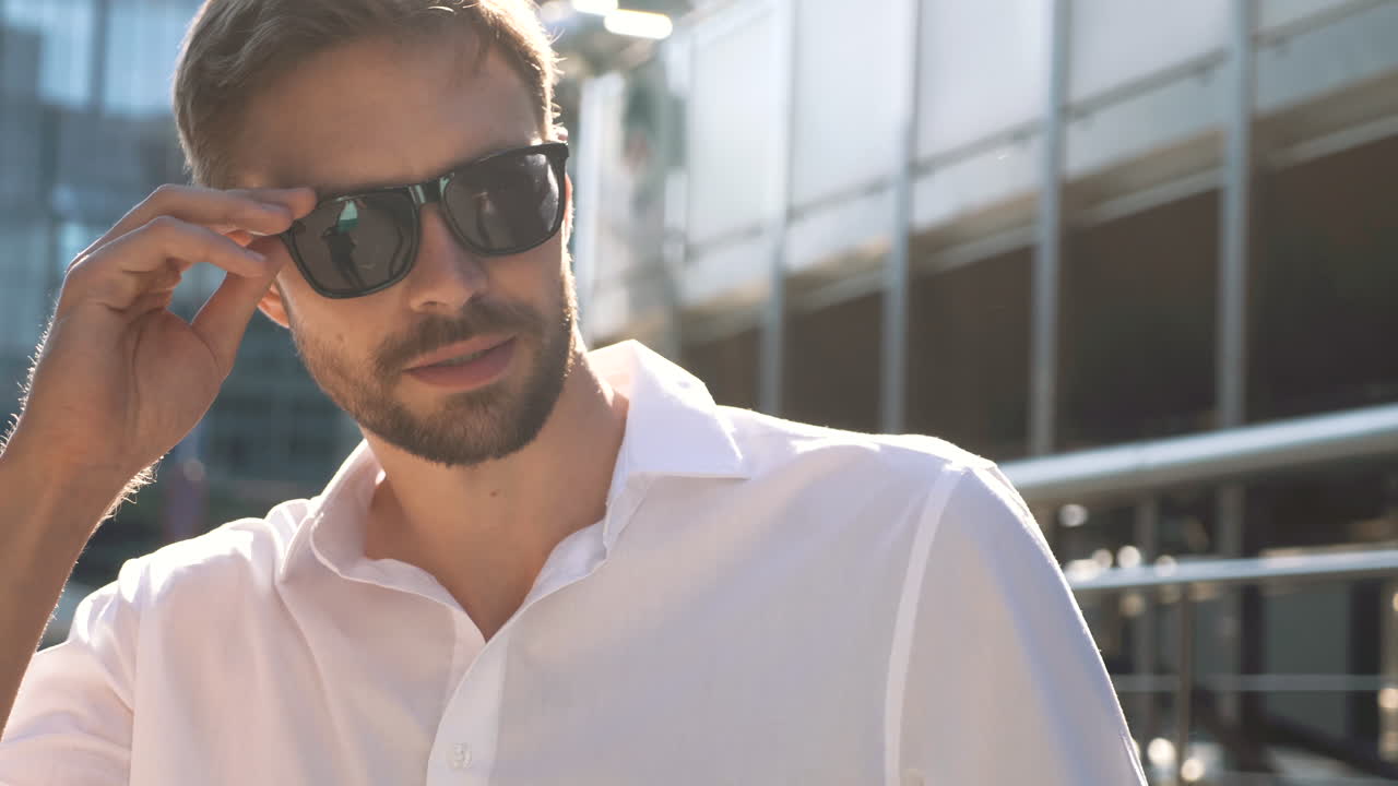 Pria bahagia berkacamata hitam