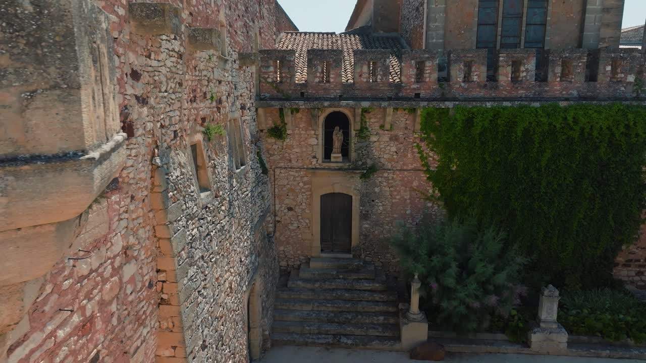 Ripresa lenta che rivela un ingresso laterale del bellissimo Castello di Pouzilhac