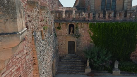 Langsame,-Aufschlussreiche-Aufnahme-Eines-Seiteneingangs-Zum-Wunderschönen-Chateau-De-Pouzilhac