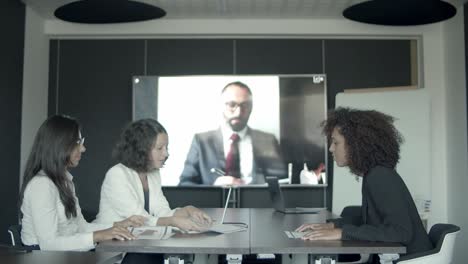 contenuto donne d'affari che discutono relazione sulla riunione