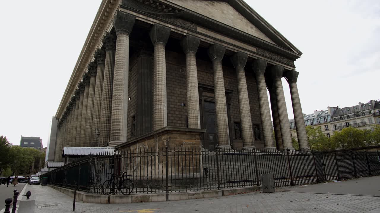 iglesia parroquial católica en place madeleine vista lateral