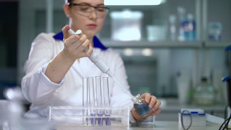 화학 실험실에서 일하는 연구원. 실험을 하는 여성 과학자