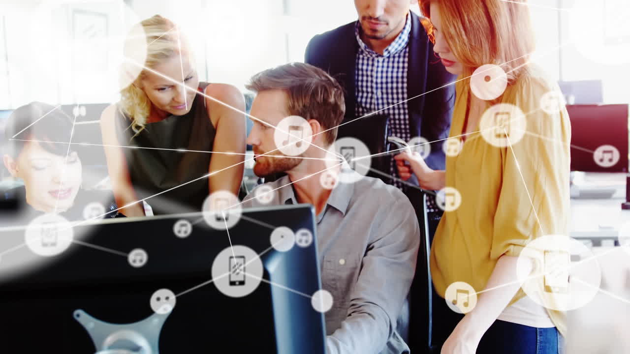 사무실에서 다양한 사업가들과의 아이콘과의 연결 네트워크의 애니메이션