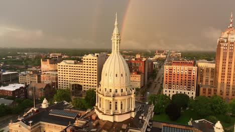 Capitolio-Del-Estado-De-Michigan-Cerca-De-La-Cúpula-Con-Un-Arco-Iris-En-El-Fondo-Después-De-Una-Tormenta