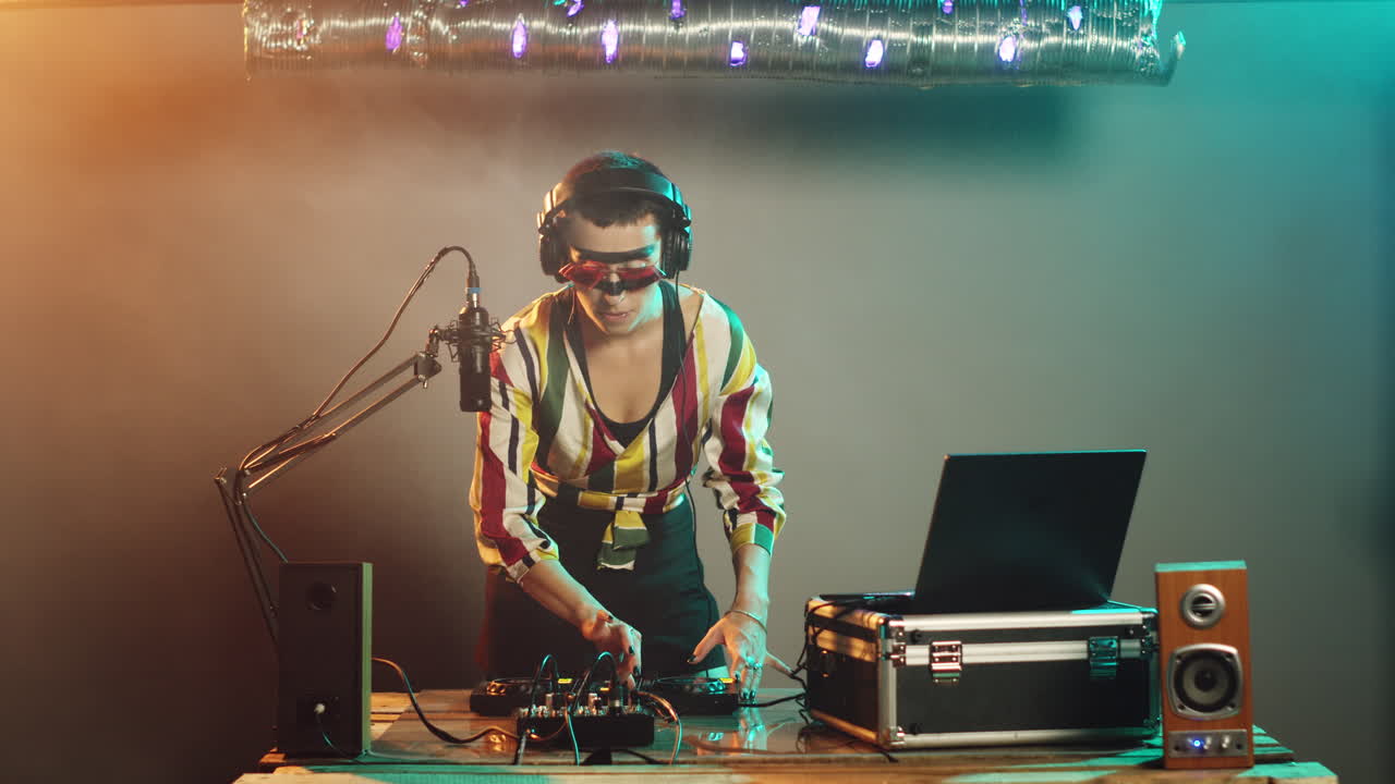 mujer intérprete que sufre de migraña y dolor