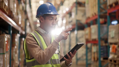 trabajador de almacén con tableta