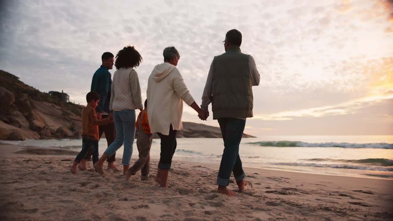 행복하고, 손을 잡고 큰 가족과 함께 휴식을 취합니다.