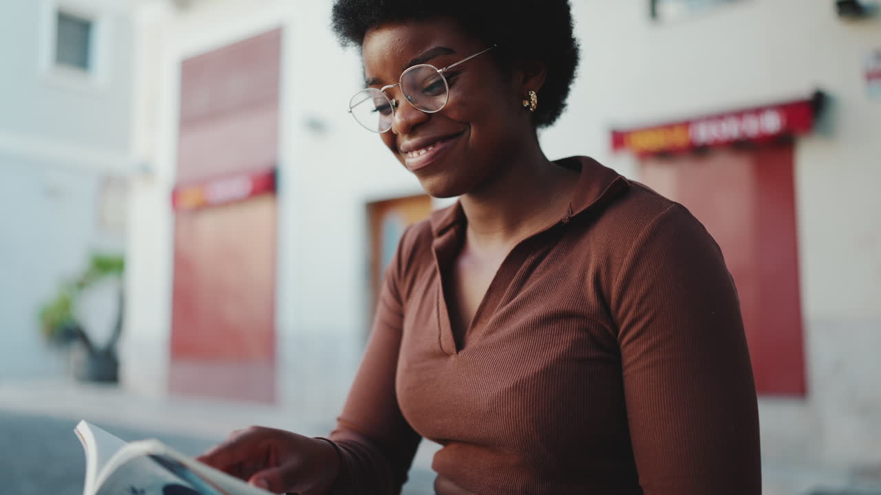 mujer en un estado de ánimo relajado leyendo un libro al aire libre
